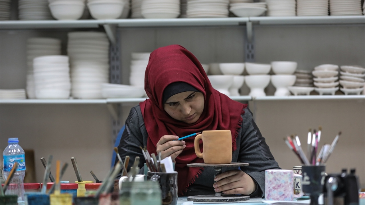 Vasfi, ürettiklerinin Filistinliler dışında da alıcısı olduğuna, yurt içi ve yurt dışında müşterileri bulunduğuna ve bundan mutluluk duyduğuna işaret etti.