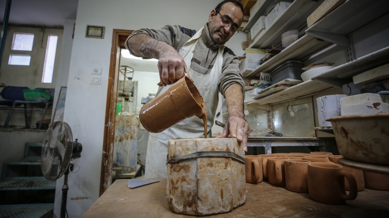 Raid el-Vasifi, çömlek yapımını öğrenmek için ilk adımı Batı Şeria`nın El-Halil kentinde attığını, burada bir çömlekçilik kursuna katıldığını belirtti.