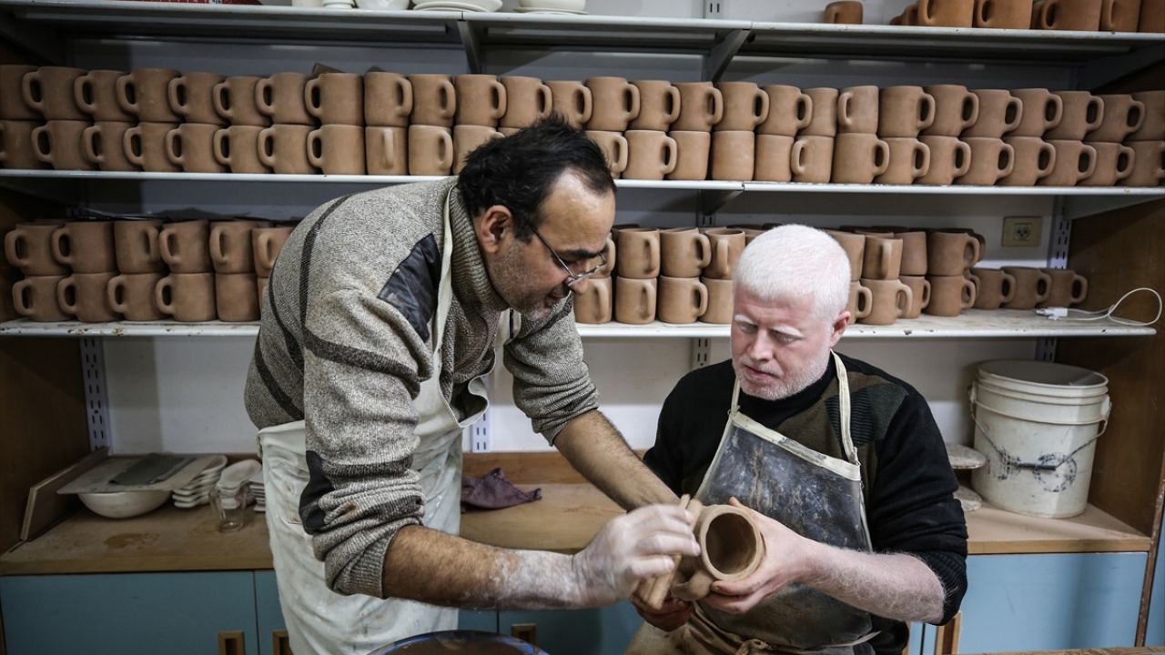 Kursta yalnızca kendisinin işitme engelli olmasından dolayı ilk başta zorlandığını ifade eden Vasifi, öğrenmek için çok çaba ve zaman harcadığını, sonunda ise başardığını aktardı.