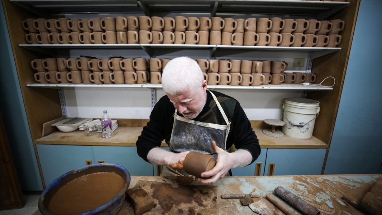 Bir diğer çömlek ustası Mustafa Şahin ise yıllardır yaptığı bu sanatla kendisinin ve ailesinin geçimini sağladığını, ancak İsrail`in ablukası nedeniyle zor durumda kaldıklarını anlattı.