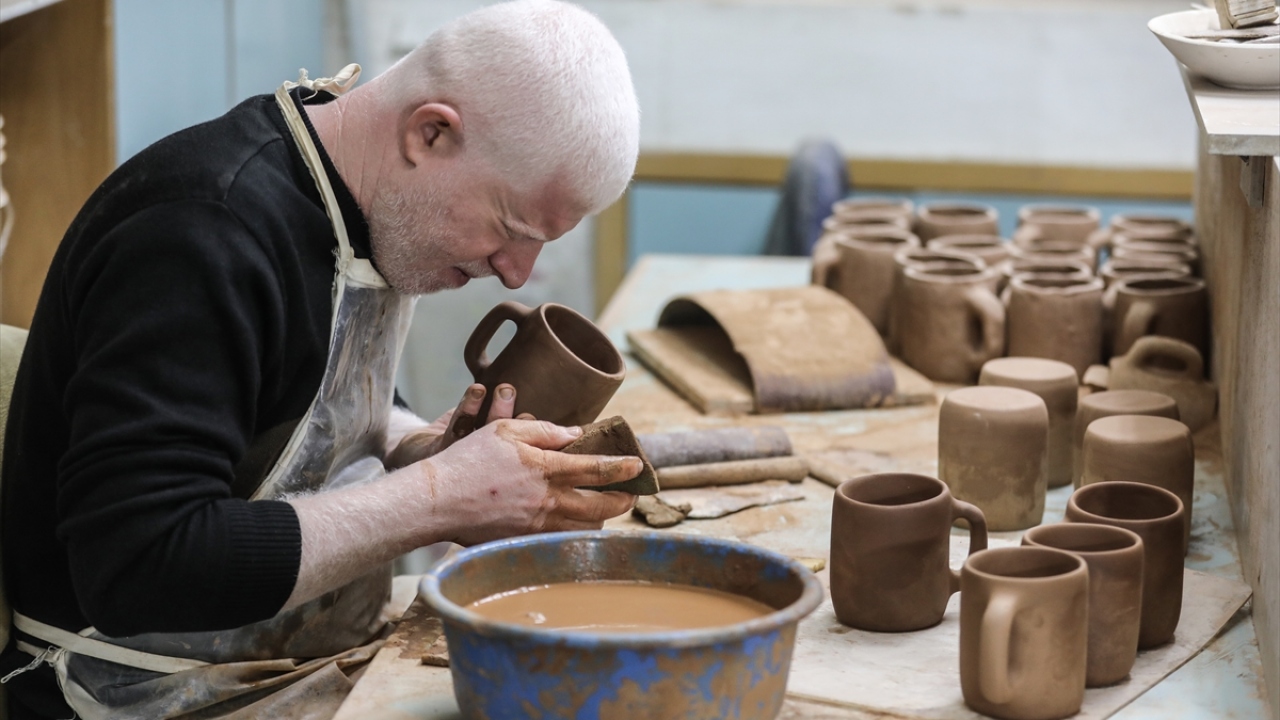 İsrail`in sınır kapılarını kapalı tutması ve ürün girişine kısıtlamalar getirmesinin, mesleklerini tehdit ettiğini söyleyen Şahin, çömlek yapımı için ellerinde olan çamurun azaldığını, kısa bir süre içinde bitebileceğini aktardı.