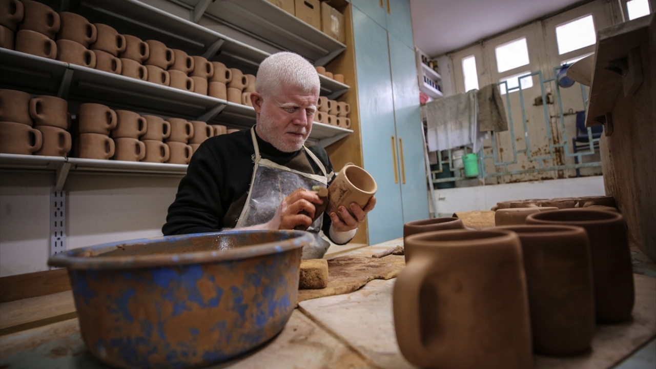 Şahin, çamurun Batı Şeria`dan getirildiğini, ancak İsrail`in çeşitli amaçlarla kullanılacağı iddiasıyla güvenlik gerekçesiyle ham maddelerin girişini engellediğini ve bu durumun kendilerini sıkıntıya soktuğunu kaydetti.