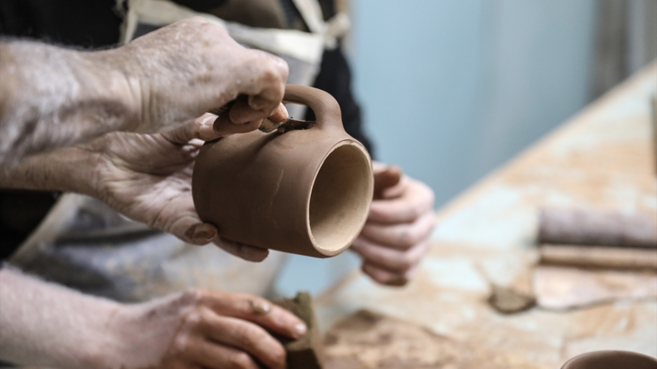 Gazze`deki dernekte 23 yıldır çömlekçilik yaptığını söyleyen Vasifi, 7 çocuğu olduğunu ve ailesinin geçimini çömlekten kazandığını dile getirdi.