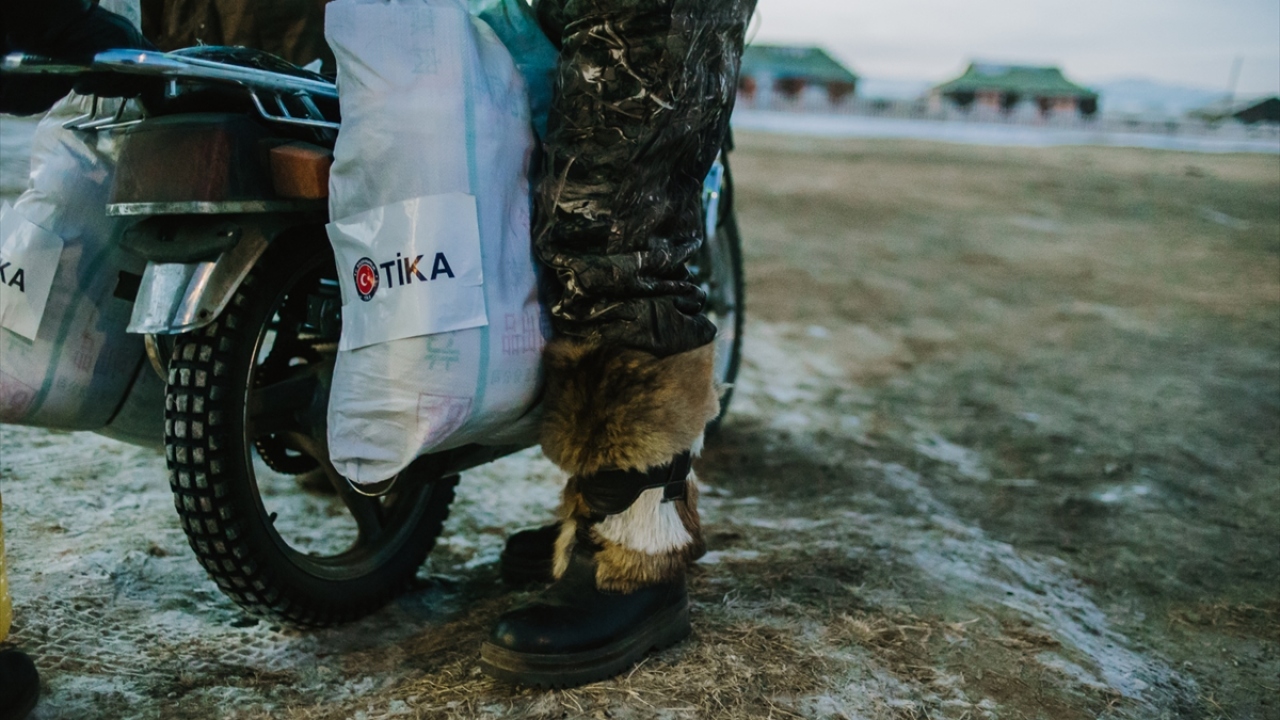 TİKA yetkilileri, ren geyiği sürüleri besleyerek hayatlarını sürdüren Duha Türklerinin yaşamlarına katkıda bulunma amacıyla Rusya Federasyonu Tuva Özerk Cumhuriyeti’nden 20 damızlık ren geyiği temin ederek taygada yaşayan Duhalara dağıttı.
