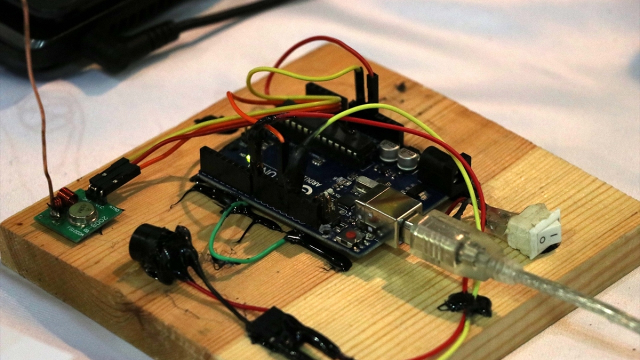 Gözlükte titreşim modunun da yer aldığını bildiren Yüce, yazıları bluetooth bağlantısıyla alarak, yazıya dönüştürülen uyarıların cama yansıdığını ifade etti.