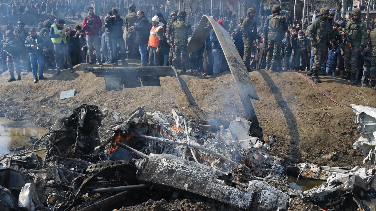 Hindistan merkezli haber ajansı PTI ise, Garend Kalaan Köyü yakınlarında, yerel saatle 10.00 civarında açık bir araziye düşen uçağın ikiye ayrıldığını ve alev aldığını belirtti.