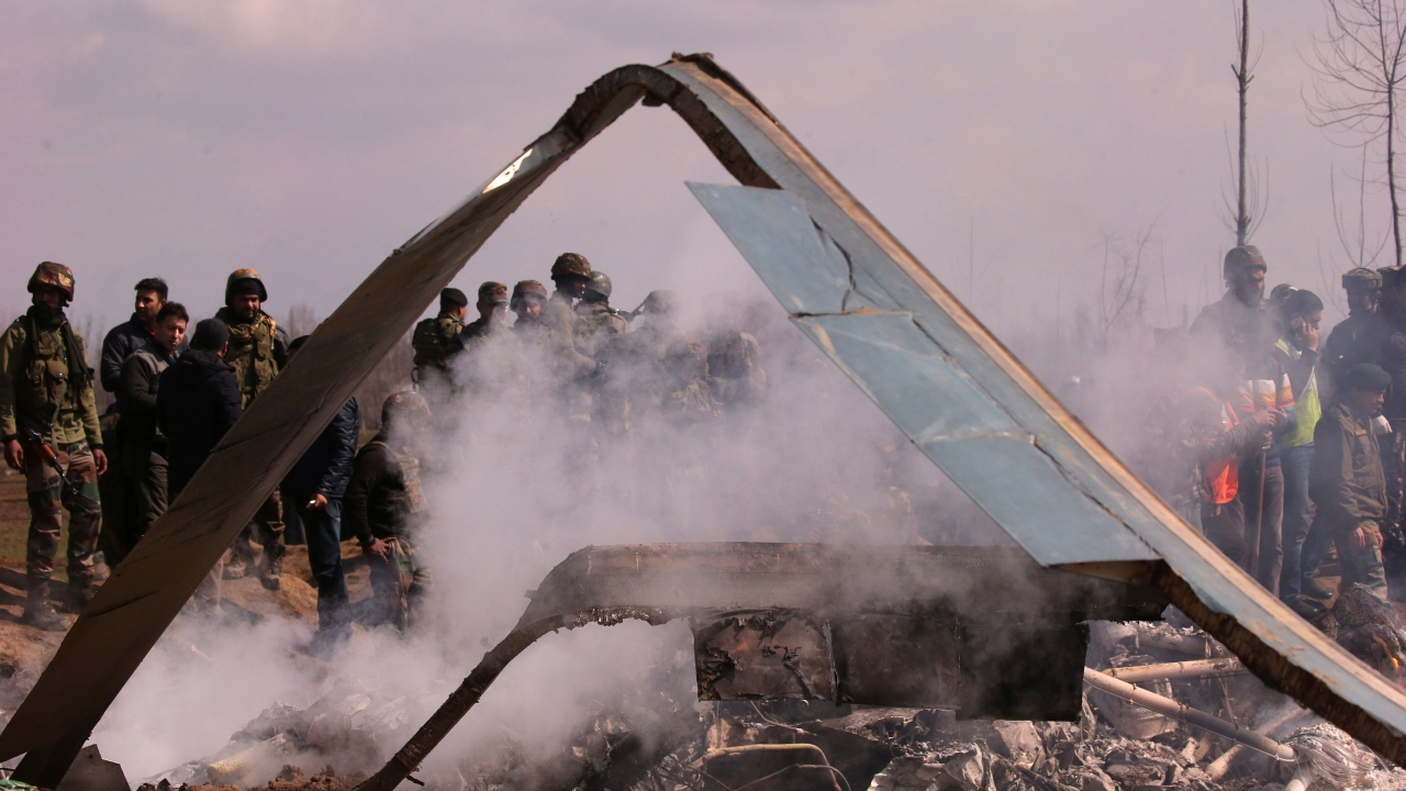 Hindistan Pakistan savaş uçağını düşürdü