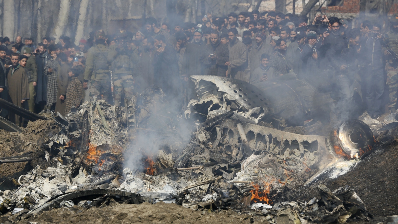 Gafur, Hint uçağının bıraktığı bombanın sınır eyaleti Hayber-Pahtunhva`daki Balakot kenti civarında bir bölgeye düştüğünü ifade etmişti.