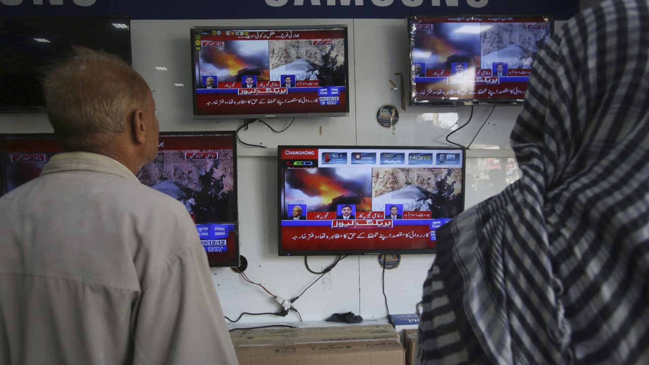 Öte yandan, Hint ordusunun da bir Pakistan savaş uçağını düşürdüğü açıklandı.