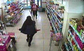 Müşteri, bıçaklı soyguncuyu çekpasla durdurdu