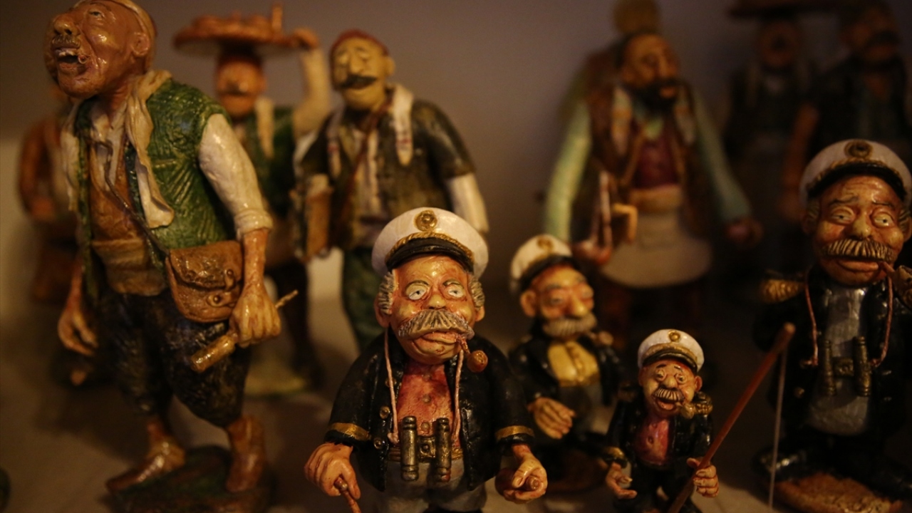 Babacan tavırlarıyla çevresinde "Sadri baba" diye bilinen Savaş, unutulmaya yüz tutan bakırcılık, helvacılık, macunculuk, seyyar berberlik gibi 40`ın üzerinde mesleği, eserleriyle yaşatmaya çalışıyor.