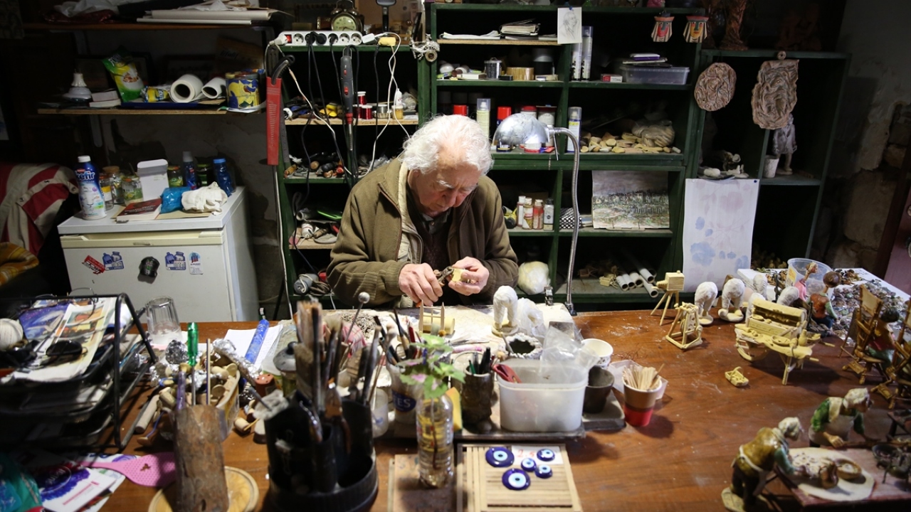 İki çocuk babası Savaş, yaptığı açıklamada, ailesinin yönlendirmesiyle 18 yıl alt kümelerde profesyonel futbol oynadığını söyledi.