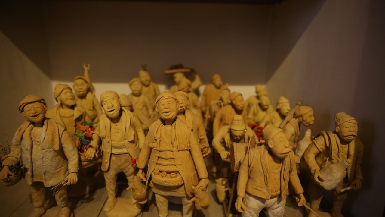 Sokakları geçmişe açılan Kaleiçi`ndeki dükkanında yaklaşık 27 yıldır seramikten minyatür heykel yapan, Almanya ve İsviçre`de kişisel sergiler açan Savaş`ın eserleri, Ankara`daki Rahmi Koç ve Antalya`daki Suna-İnan Kıraç Kaleiçi müzelerinde sergileniyor. 