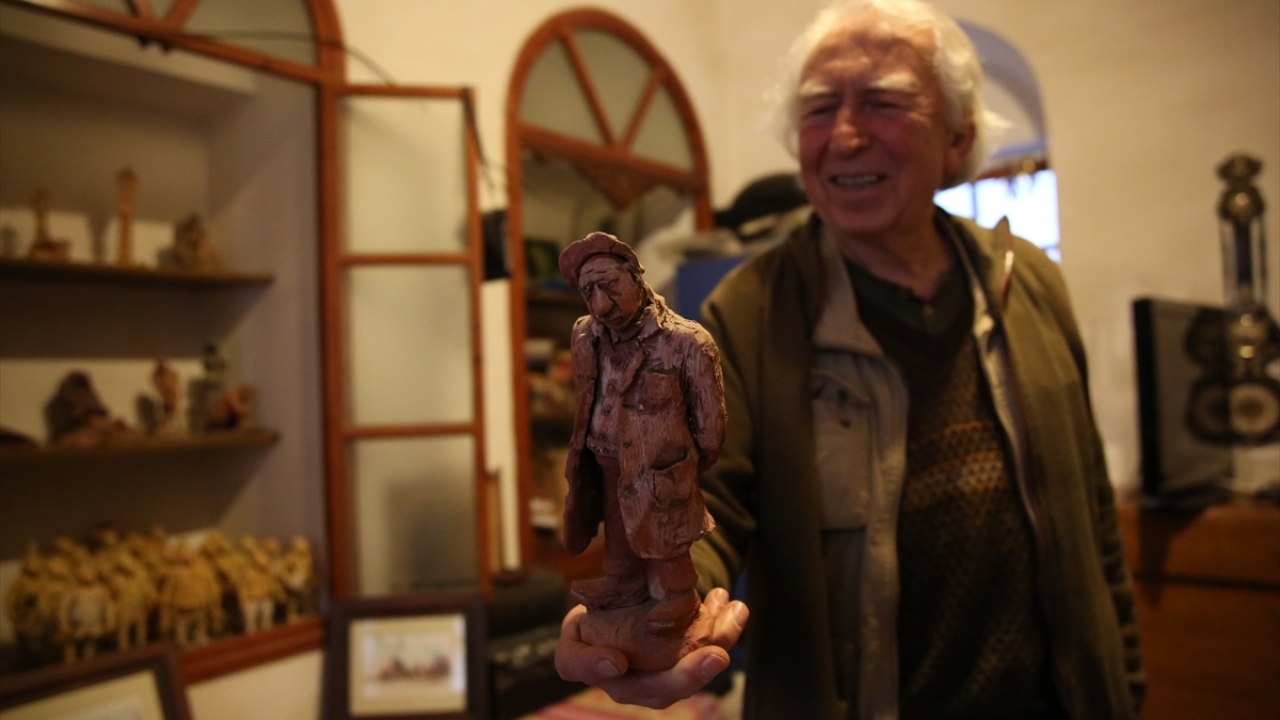 Sanatı sayesinde birçok ülkede arkadaşları olduğunu dile getiren Savaş, "Avrupa`nın hangi ülkesine, kentine gitsem orada mutlaka bir dost kapısı bulurum. Uluslararası gönül bağlarım oldu." ifadelerini kullandı.