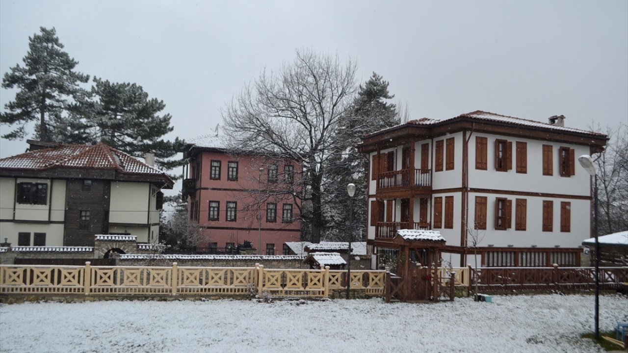 Safranbolu`da kar yağışı