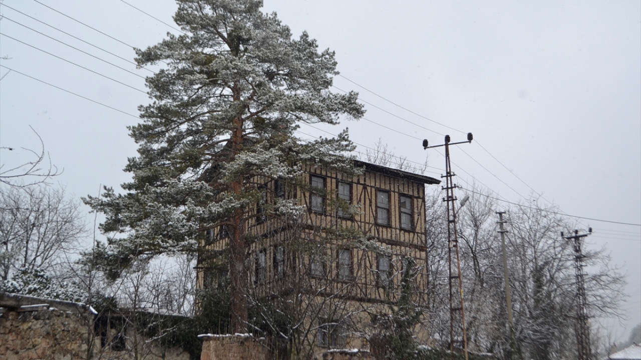 Safranbolu`da kar yağışı