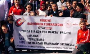 Köy çocukları badminton ile tanışıyor