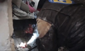 Esed rejiminin İdlib saldırısı sonrası bir çocuk enkaz altından kurtarıldı