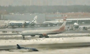 Uçak buz tutan pistte dönerek dışarı savruldu