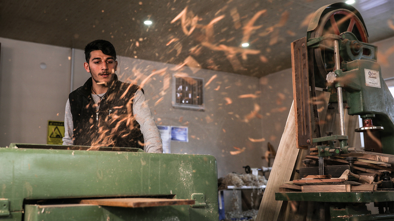 Çatak Milli Eğitim Müdürlüğü tarafından hazırlanan "Ağaçtan Geleceğe Açılan Kapı Projesi" ile unutulmaya yüz tutan ahşap oyma sanatı gelecek nesillere aktarılıyor.