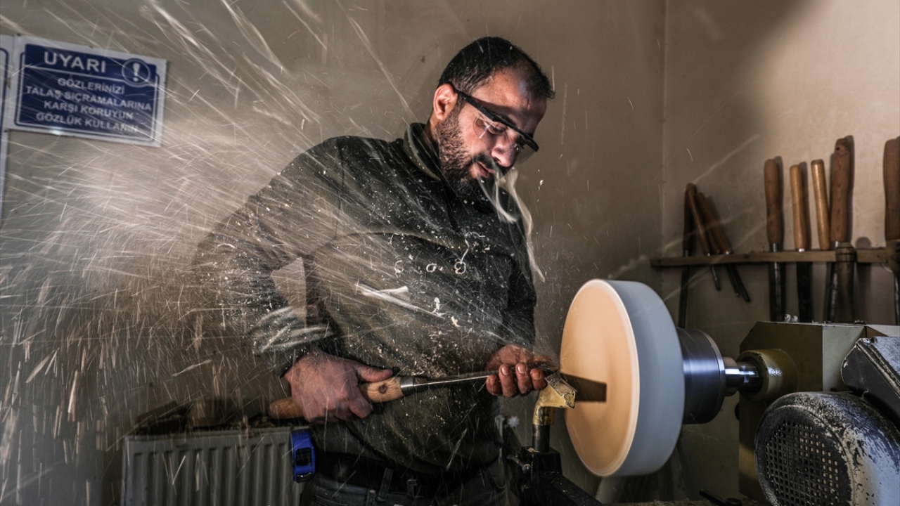 Çöpe atılmaktan ya da sobada yakılmaktan kurtarılan ceviz ağaçlarından yapılan tablo, tabak, çömlek gibi hediyelik eşyalar, internet ortamından ve satış mağazalarıyla ülkenin dört bir yanına gönderiliyor.