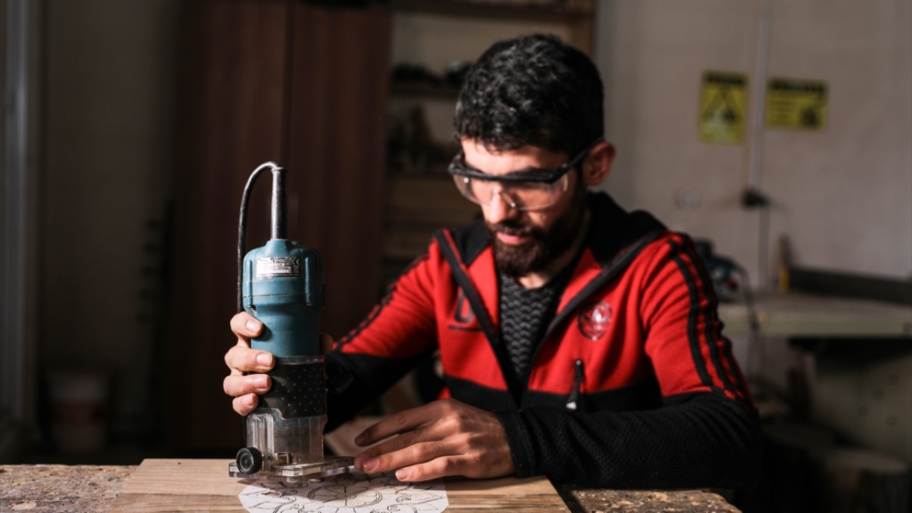 Ekonomik ömrünü dolduran ağaçların proje kapsamında açılan atölyelerde işlenerek ekonomiye kazandırıldığını anlatan Taş, şu bilgileri verdi: