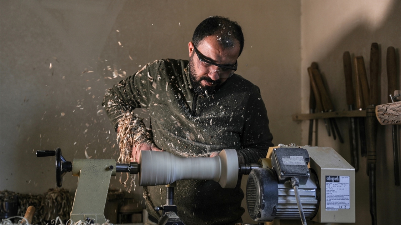 Taş, atölyede yapılan ürünleri internet üzerinden, ilçe ve kent merkezindeki mağazalarda satarak ekonomik kazanca dönüştürdüklerini dile getirdi.