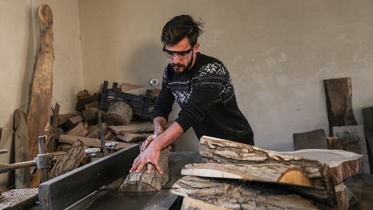 Son zamanlarda sedef oymacılığına da başladıklarını ifade eden Taş, sedefle cevizin birleşmesiyle güzel ve dekoratif ürünlerin ortaya çıktığını aktardı.