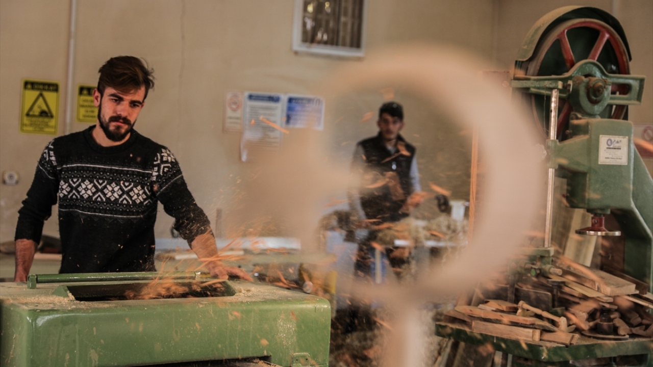 Proje kapsamında açılan atölyelerde usta öğreticilik yapan ahşap oyma ustası Halil Akbulut da 8 yaşında dedesinden öğrendiği sanatı, gençlere aktarıyor. 