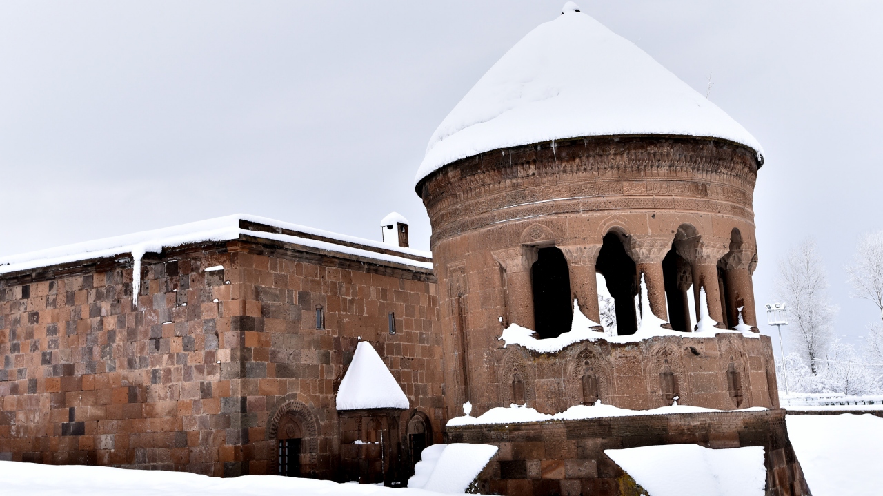 Bayındır Köprüsü ve şelalesi, tarihi mağara evler, tarihi kümbetler, Selçuklu Meydan Mezarlığı...