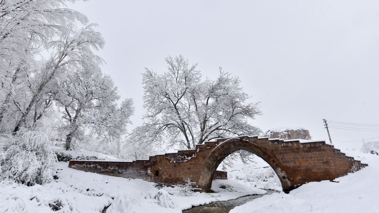 Beyaz gelinliklerini giyen tarihi yapılar, görenleri kendine hayran bıraktı. 