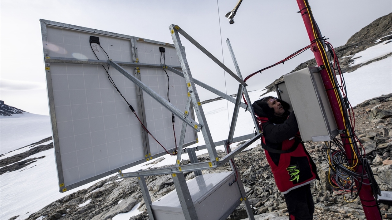 Türk Bilim Kampı`nın yer aldığı Horsehoe Adası`nda kurulan istasyon için 4 gün süren zorlu bir çalışma gerçekleştirildi. Kimi zaman şiddetli rüzgarın engel olduğu çalışmalar, bilim insanlarının da desteğiyle tamamlandı. 