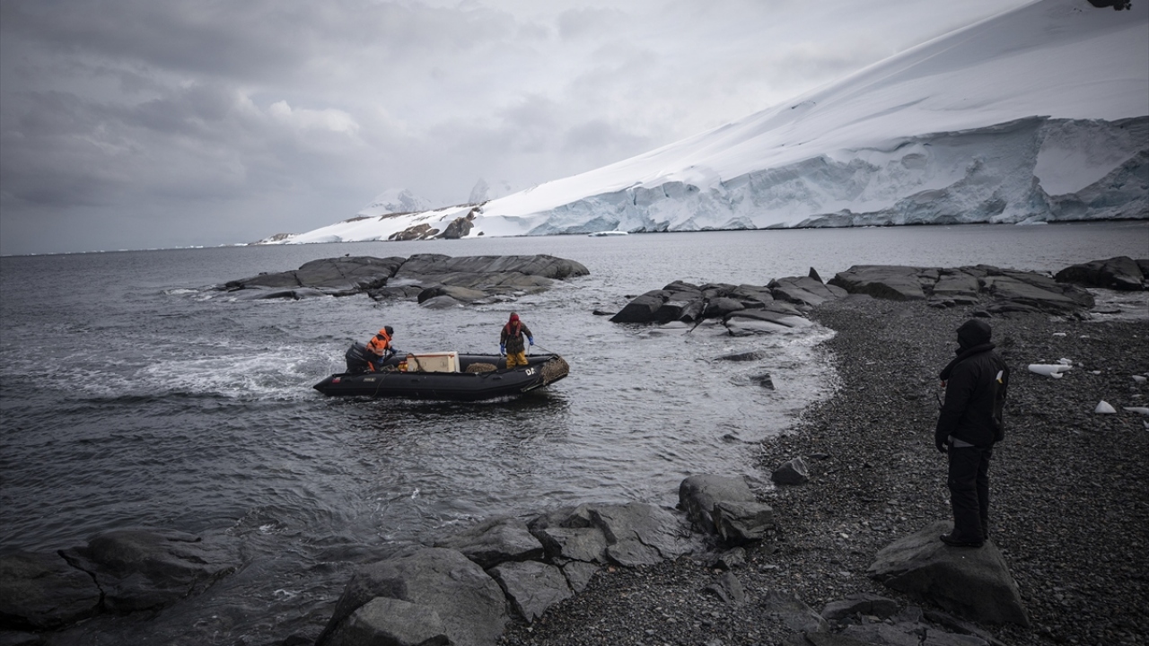 İstasyonun kurulumu için yoğun bir çalışma gerçekleştirdiklerini belirten Yıkılmaz, "Rüzgara ve soğuğa direndik. Bu istasyonda sıcaklık, nem, basınç, kar yağışı gibi parametreler ölçülecek." dedi.