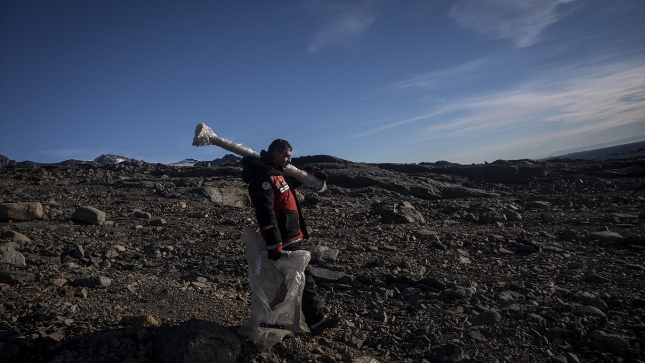 Uzun vadede kıtada ozon ölçümüne yönelik bir cihazın da kurulabileceğini vurgulayan Yıkılmaz, önceliklerinin meteorolojik veriler olduğunu bildirdi.