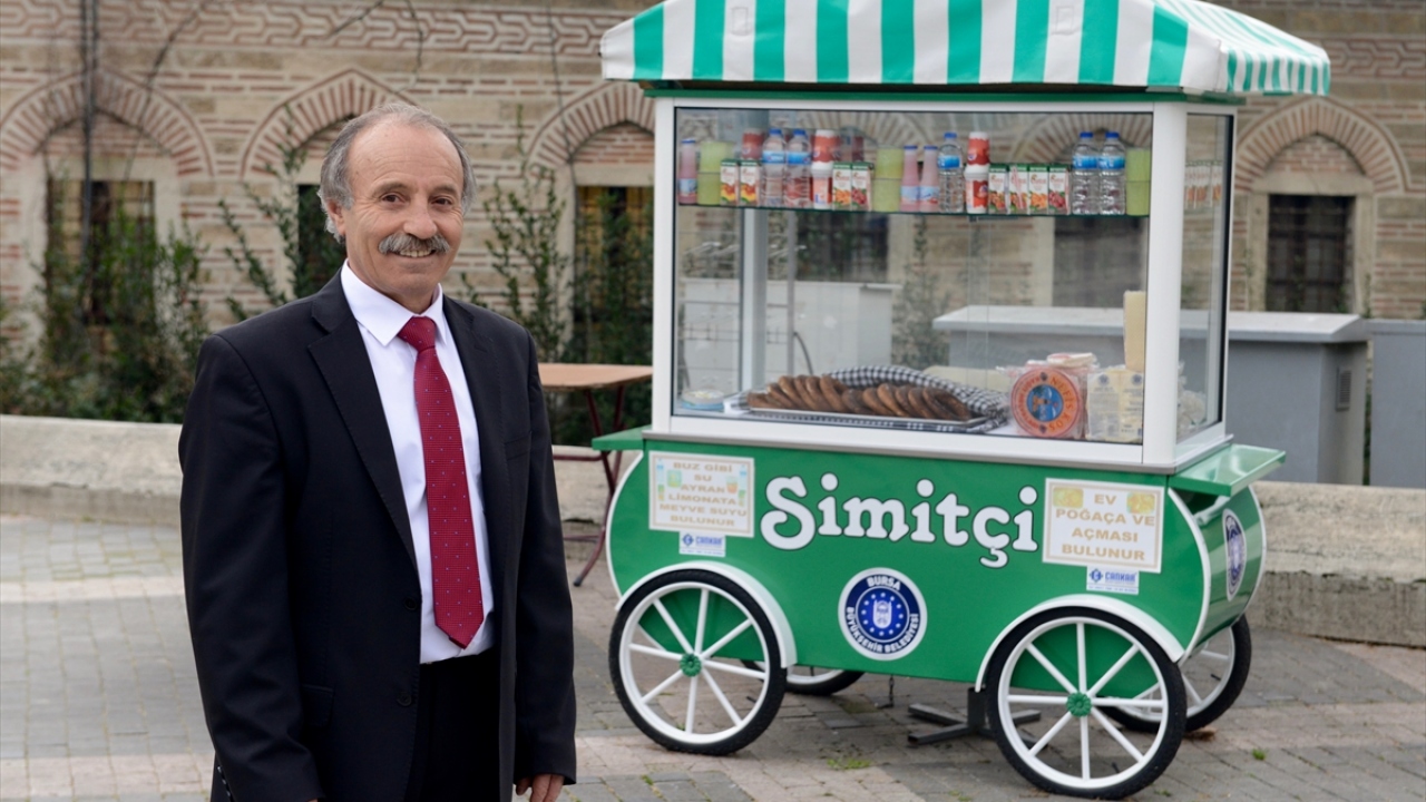 Yaklaşık 5 ay önce Bursa`ya gelen Berksun, her gün aynı yerde takım elbisesi, kravatı ve boyalı ayakkabıları ile simit arabasının başına geçerek, ekmek teknesini temizledikten sonra simitlerini sıralayıp satışa başlıyor.
