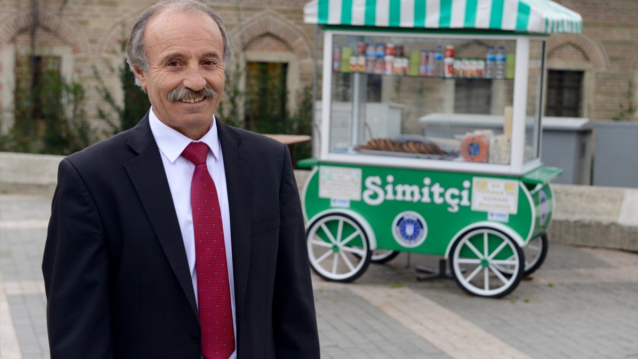 Berksun, yaptığı açıklamada, Bursa`ya taşınır taşınmaz bir iş aramaya başladığını ve bu sırada simitçilik yapma fikrinin aklına gediğini söyledi.