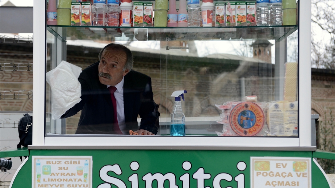 Takım elbiseyle işe gelen bulaşıkçı