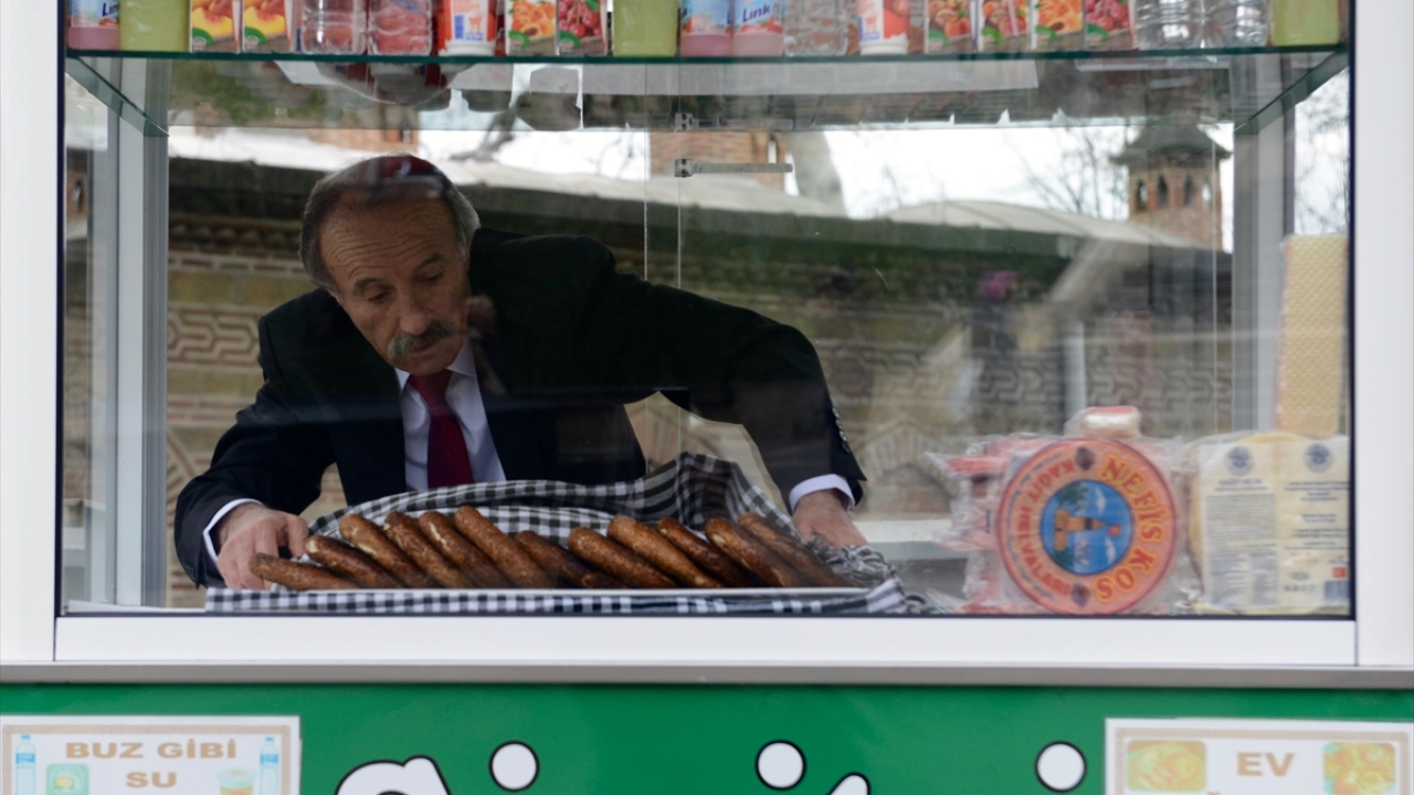 "Şaşırarak, dönüp `Sen simitçi misin` diyor."