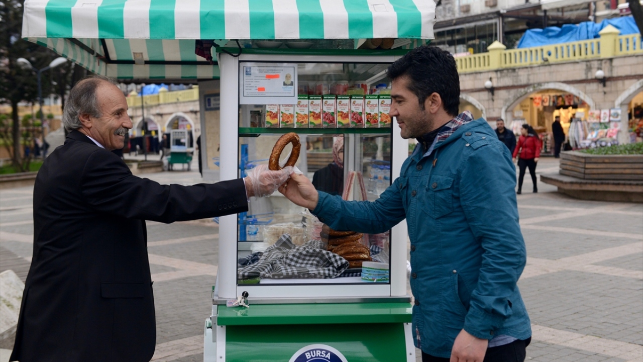 "Simit almadan geçmezler."