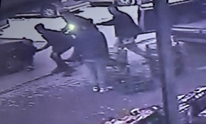 Çocuğu otomobilin altında kalmaktan son anda kurtardı