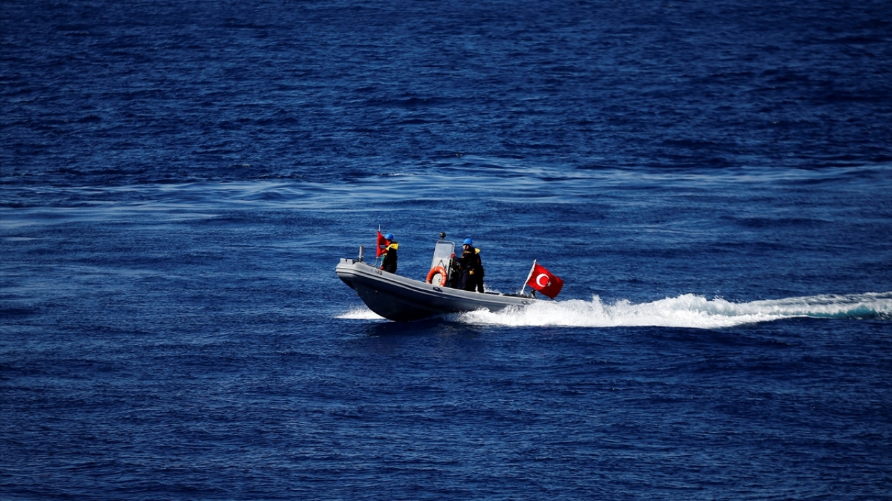 Bir başka eğitimde ise yan yana gelen gemiler arasında malzeme transferi (posta çantası) gerçekleştirildi. İki geminin sabit hızla seyri esnasında gerçekleştirilen eğitim, başarıyla tamamlandı.