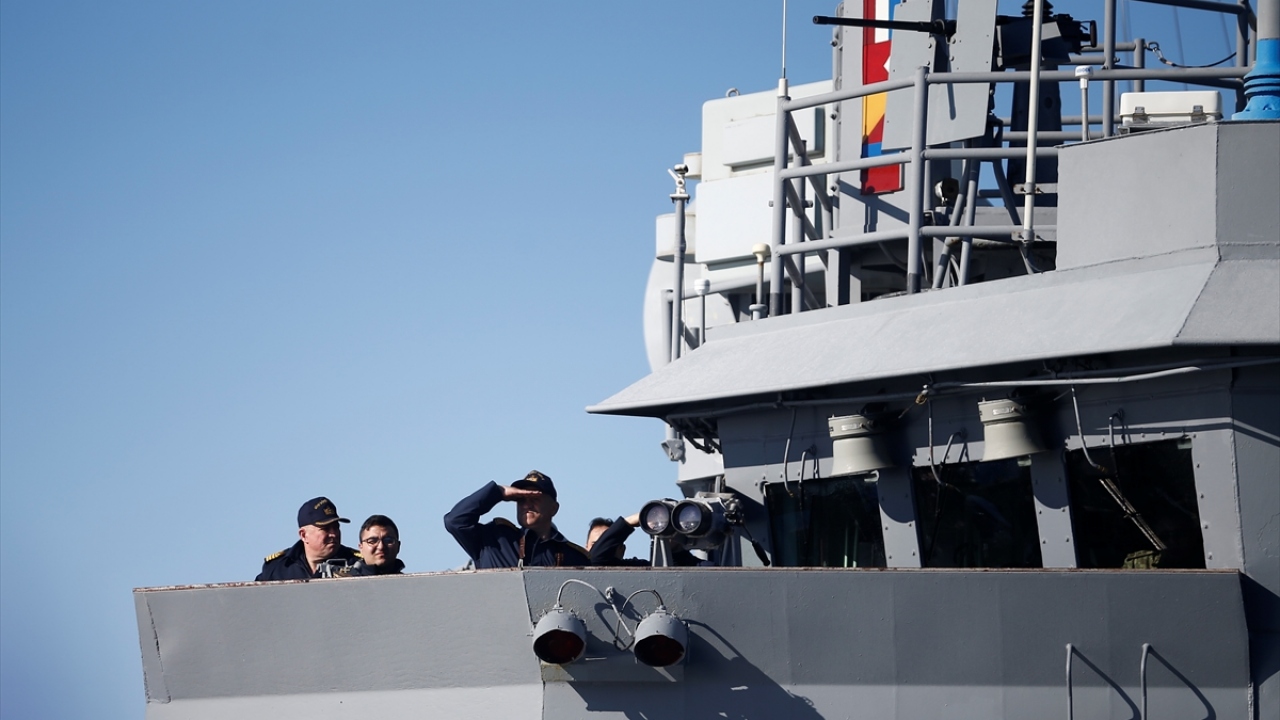 Eğitimler kapsamında, Finike Körfezi`nde SAT komandolarınca helikopterden sarkıtılan halattan serbest kayma yöntemiyle gemi güvertesine iniş yapılarak, fastrope (gemiyi ele geçirme eğitimi) yapıldı. SAT komandoları görevlerini başarıyla tamamladı.