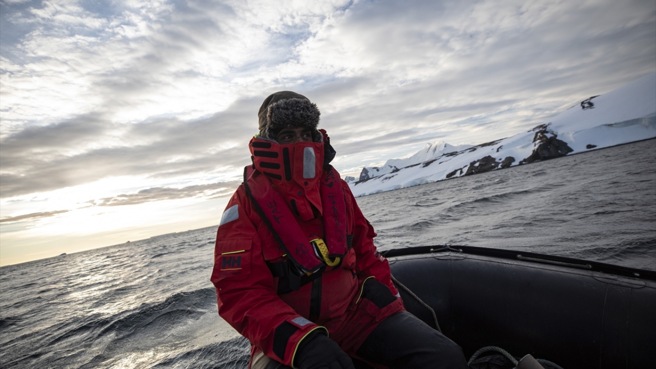 Harita Genel Müdürlüğü Jeodezi Dairesinde görevli Mühendis Yüzbaşı Soner Özdemir de dünyanın şeklini, büyüklüğünü, yer çekimi alanını ve bunların zamana bağlı değişimlerini inceleyen jeodezik çalışmalar gerçekleştirdiklerini dile getirdi.