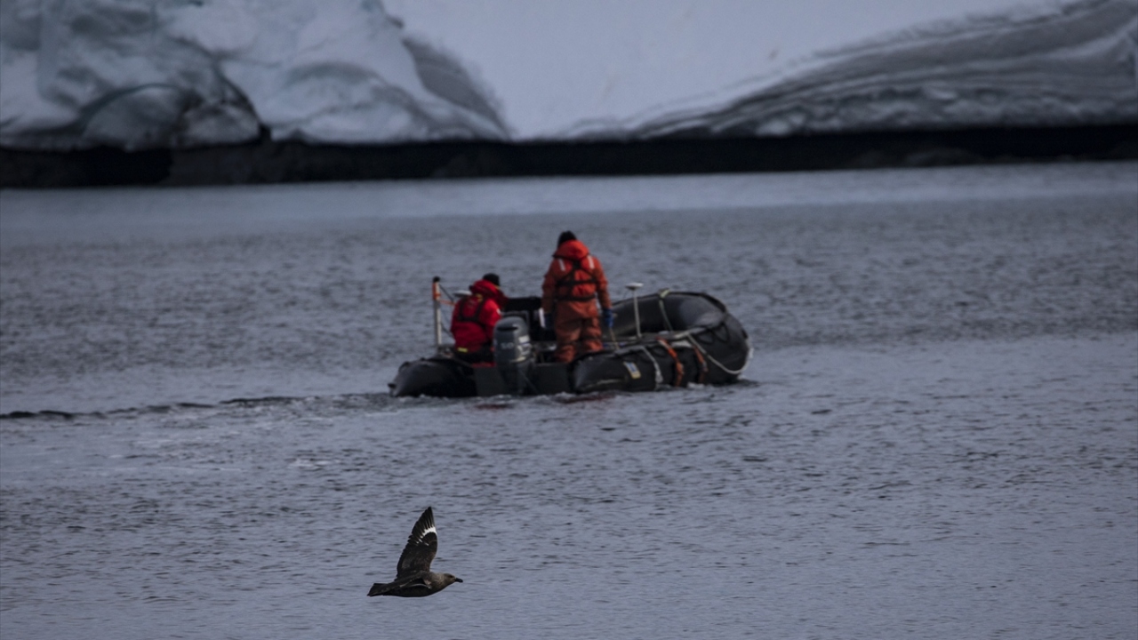 Özdemir, Horseshoe Adası`nın muhtelif yerlerinde çeşitli GPS noktaları tesis ettiklerini belirterek, bu noktalar sayesinde çekilecek hava fotoğrafları ve uydu görüntülerini koordinatlandırmanın mümkün olacağını bildirdi. 