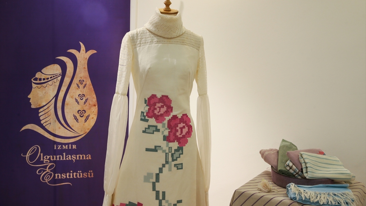 Samsun`un Atakum ilçesinde kadınların yaptığı feretiko ve Ödemiş ipekli dokuması, enstitüde kıyafetlere dönüştürüldü.