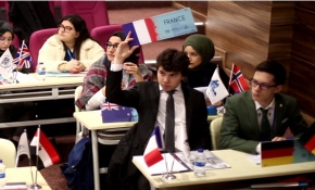 Öğrencilerden Kartal'da Birleşmiş Milletler Konferansı