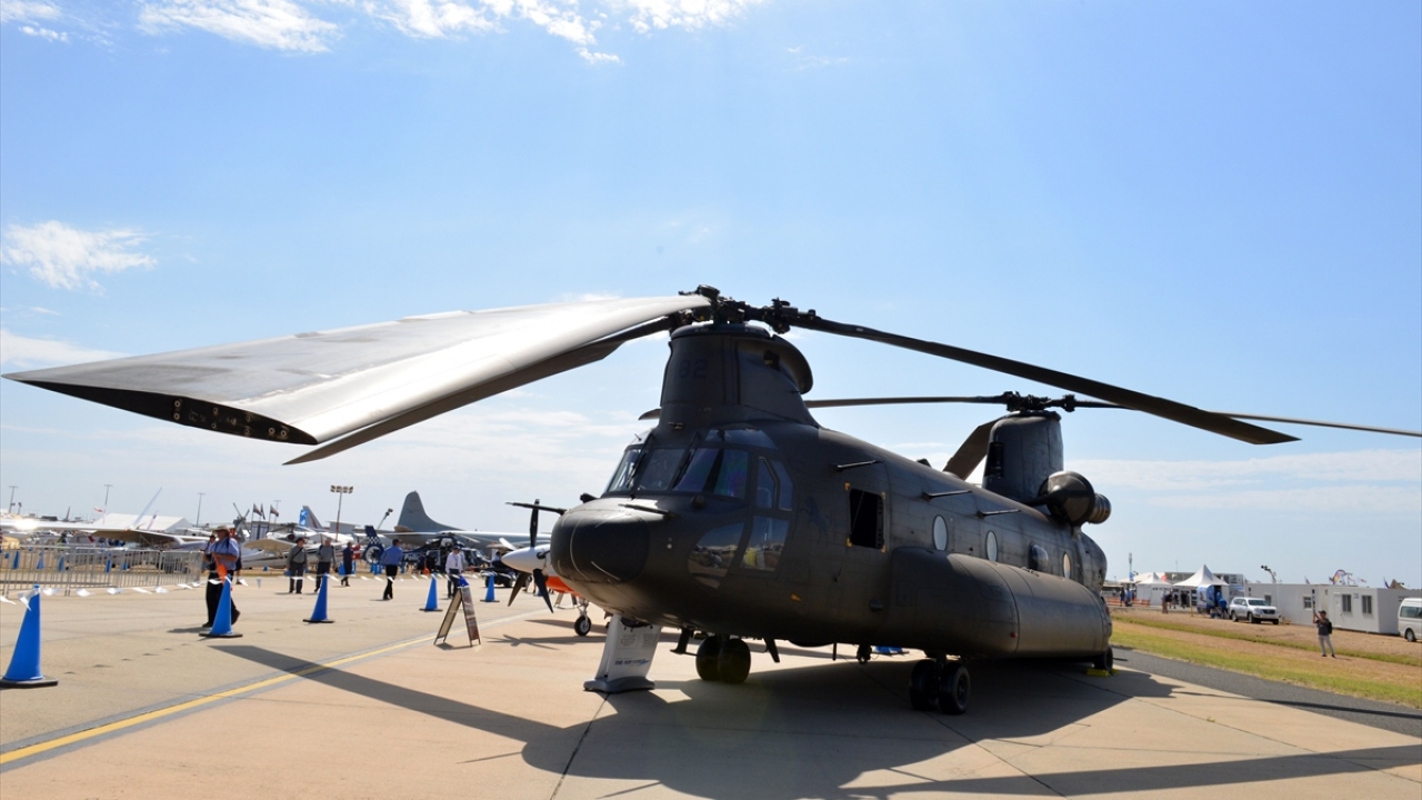 Fuarın açık alanlarında da yolcu uçaklarından savaş helikopterlerine, dev nakliye uçaklarından zırhlı askeri araçlara, akrobasi uçaklarından sivil helikopterlere kadar tüm hava unsurları sergileniyor.
