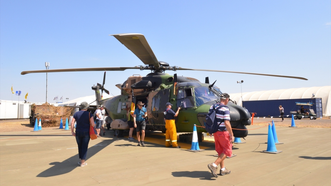Ziyaretçiler havacılık sektöründeki askeri ve sivil hava unsurlarını yakından görebiliyor. 