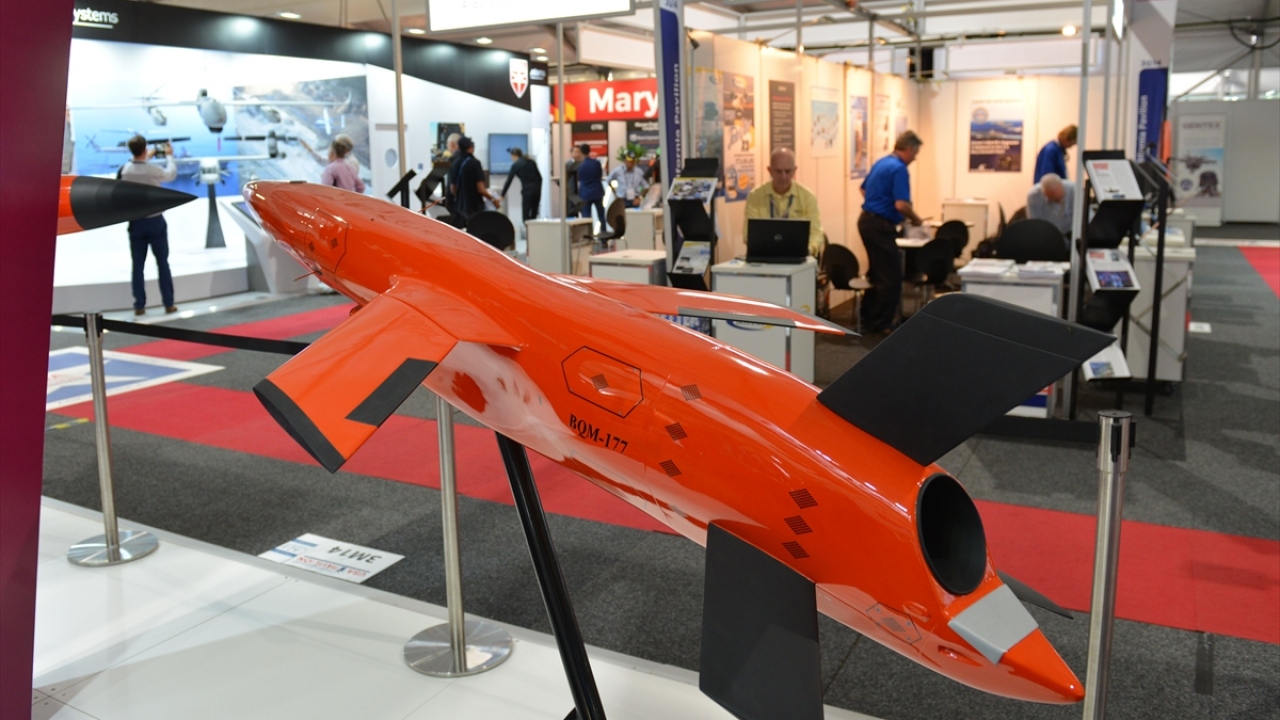 On binlerce kişinin ziyaret ettiği fuarın kapalı alanlarında havacılık endüstrisinin önde gelen firmaları geliştirdikleri ürünlerin prototiplerini ve yeni teknolojilerin tanıtımını yapıyor.