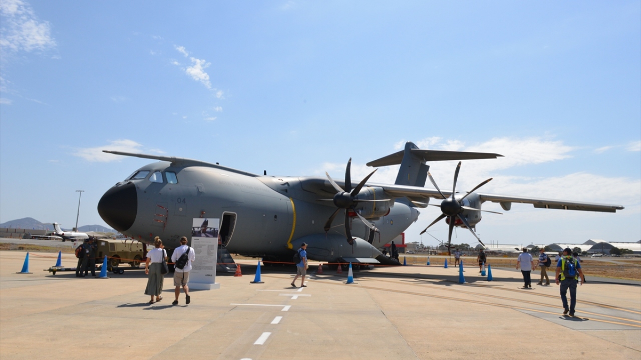 Savaş uçakları hünerlerini gösterdi